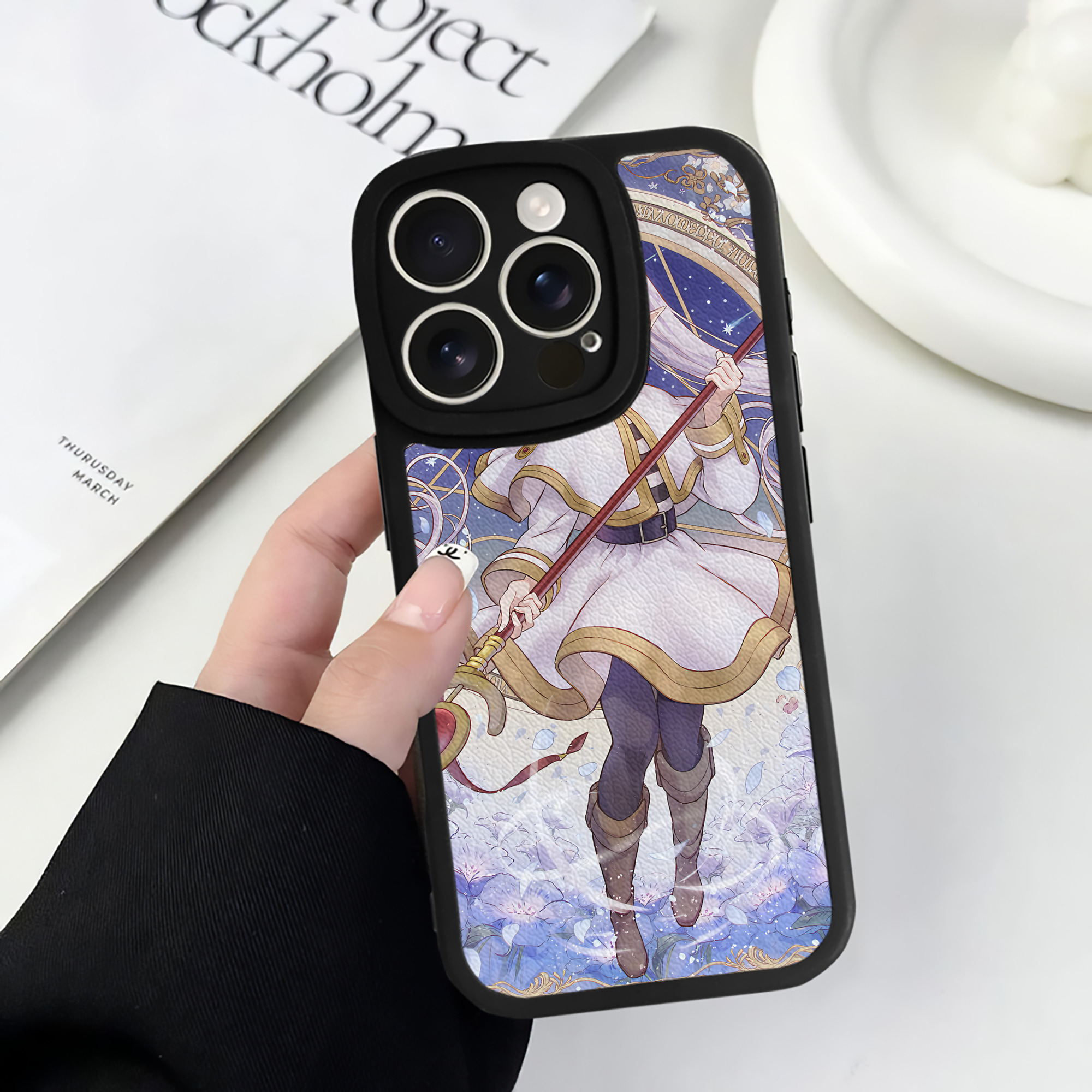 （画像用） 葬送のフリーレン Frieren 【iPhone 16シリーズ対応】シリコンスマホケース（レザー調） 材質：シリコン